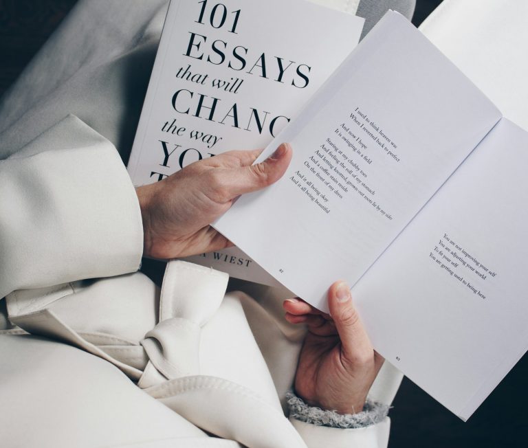 Strasser Design Ingenium – Grafikdesign, Texte, Konzepte Frau liest ein Buch.