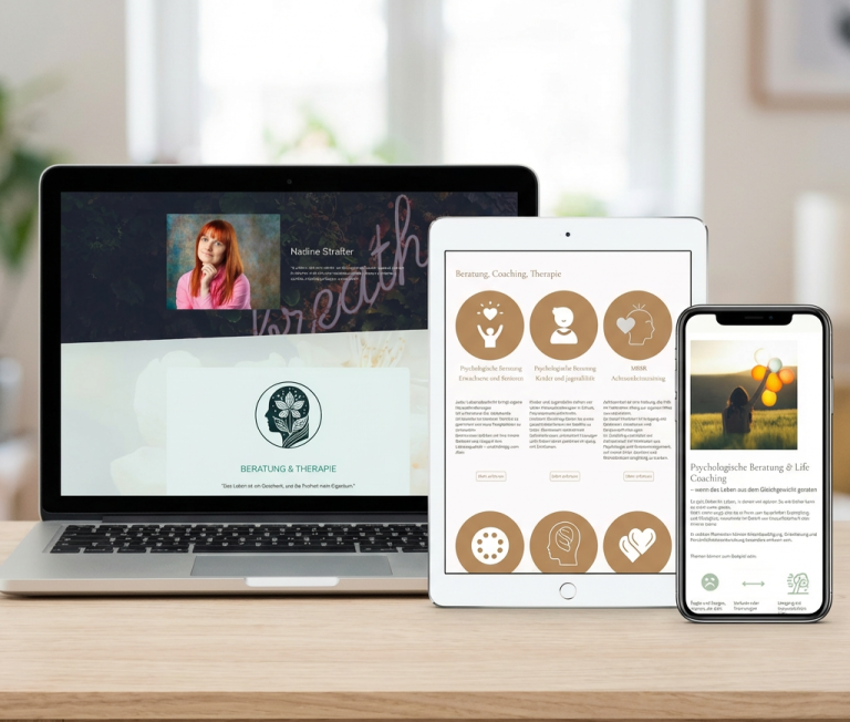 Strasser Design Ingenium – Grafikdesign, Texte, Konzepte Eine Website auf einem Laptop, Tablet und Smartphone.