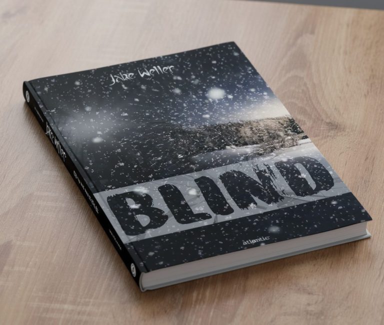 Strasser Design Ingenium – Grafikdesign, Texte, Konzepte Buchcover eines Krimis auf einem Holztisch.