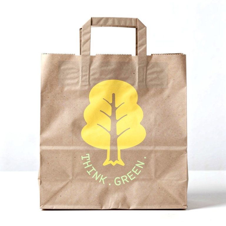 Braune umweltfreundliche Einkaufstasche mit gelbem Baum-Logo und der Aufschrift „Think Green“.