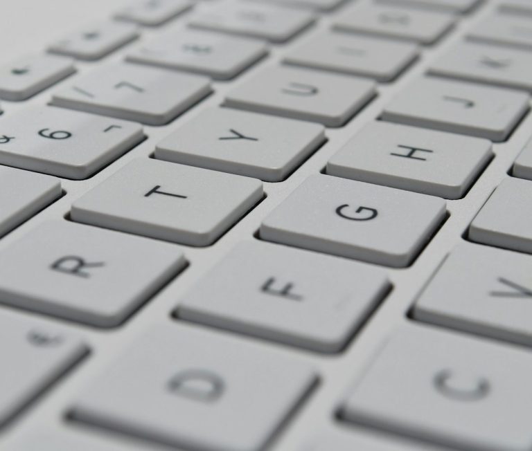 Strasser Design Ingenium – Grafikdesign, Texte, Konzepte Weiße Tastatur eines Computers.