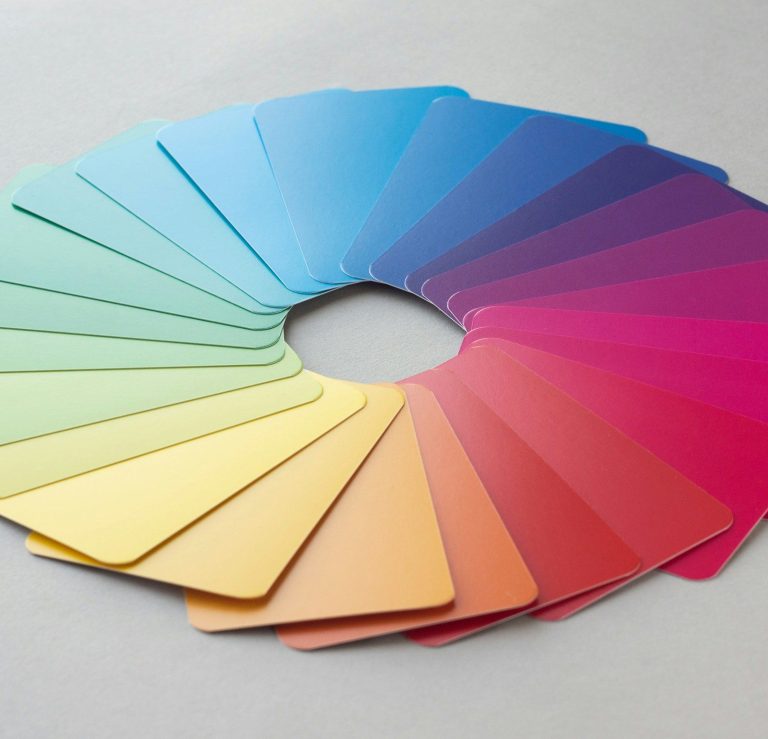 Strasser Design Ingenium – Grafikdesign, Texte, Konzepte Schreibtisch mit Laptop.
