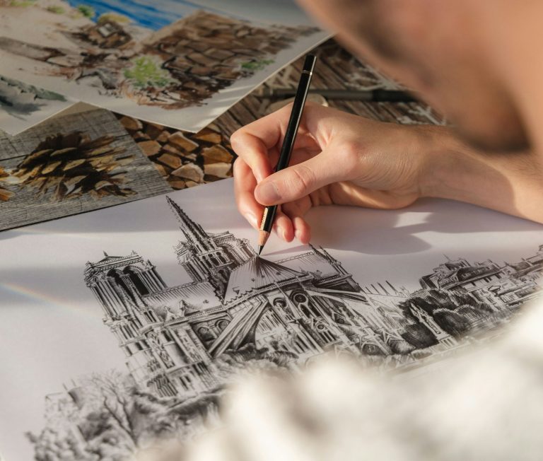 Strasser Design Ingenium – Grafikdesign, Texte, Konzepte Mann zeichnet mit einem Stift ein Gebäude.