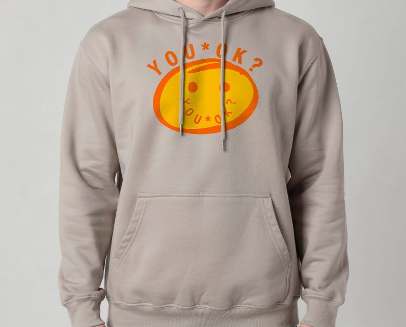 Beige Hoodie mit Aufdruck "YOU OK?" und konvexem grafischem Design in orange.