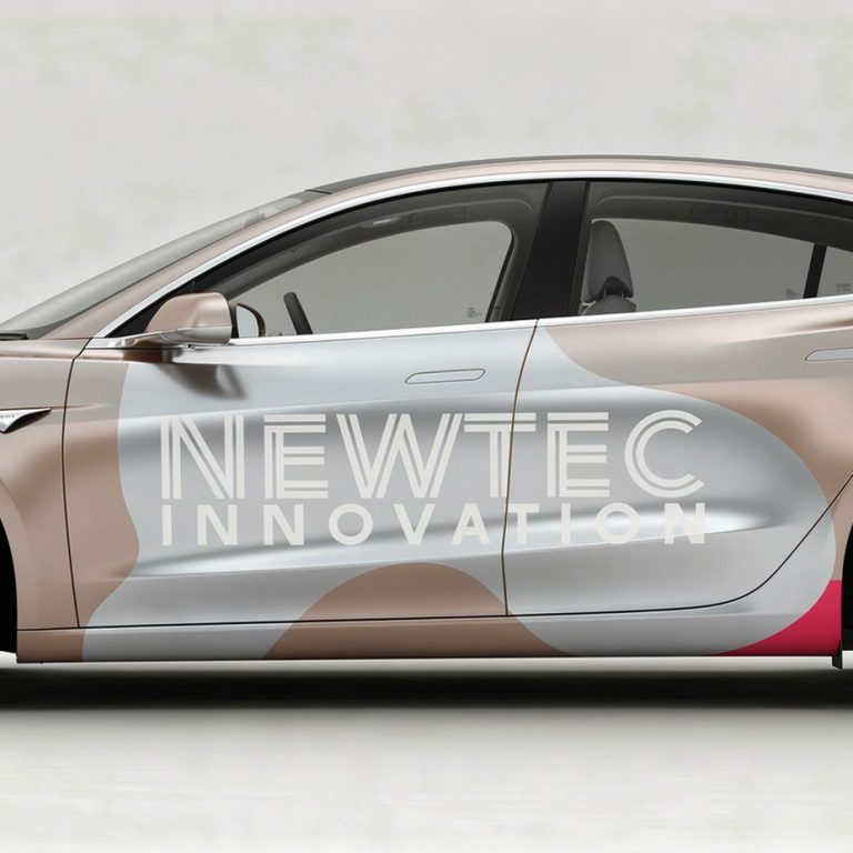 Autobeschriftung Ein futuristisches Auto mit buntem "NEWTEC INNOVATION"-Design.