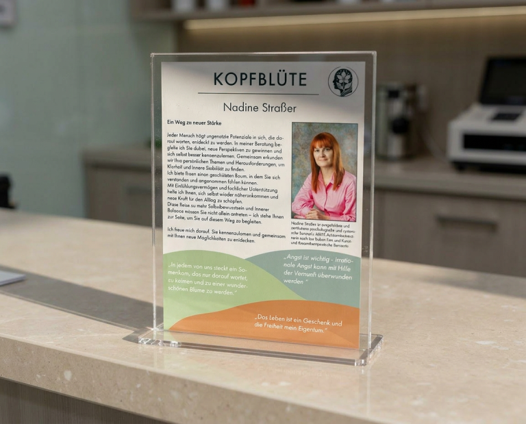 Flyer auf einem Tisch mit Informationen und einem Porträtfoto einer Person.
