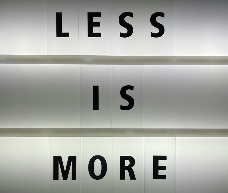 Strasser Design Ingenium – Grafikdesign, Texte, Konzepte Die Buchstaben "Less is more".