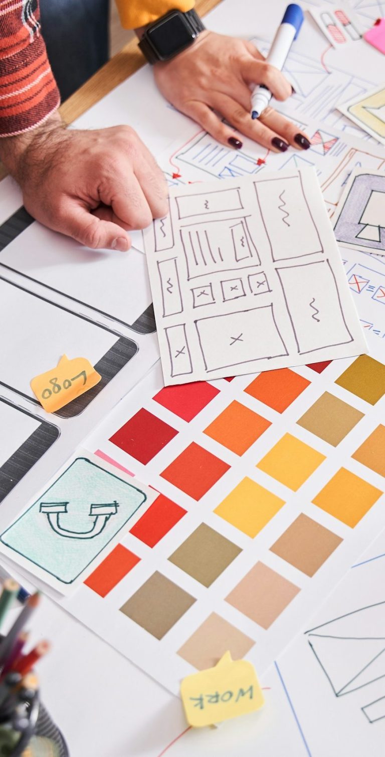 Strasser Design Ingenium – Grafikdesign, Texte, Konzepte Designentwürfe auf einem Tisch.