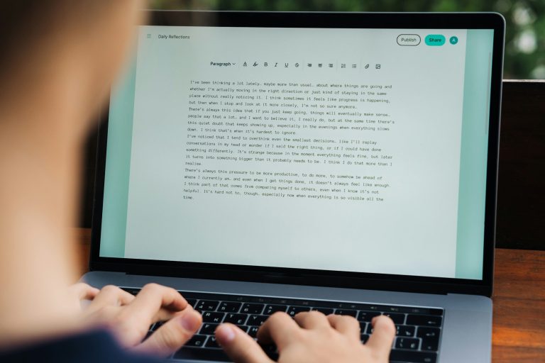 Strasser Design Ingenium – Grafikdesign, Texte, Konzepte Text auf dem Bildschirm eines Laptops.