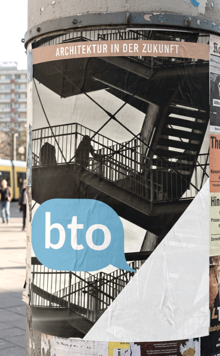 Plakat mit einer Treppe und dem Text "bto" in einem blauen Sprechblasen-Design.