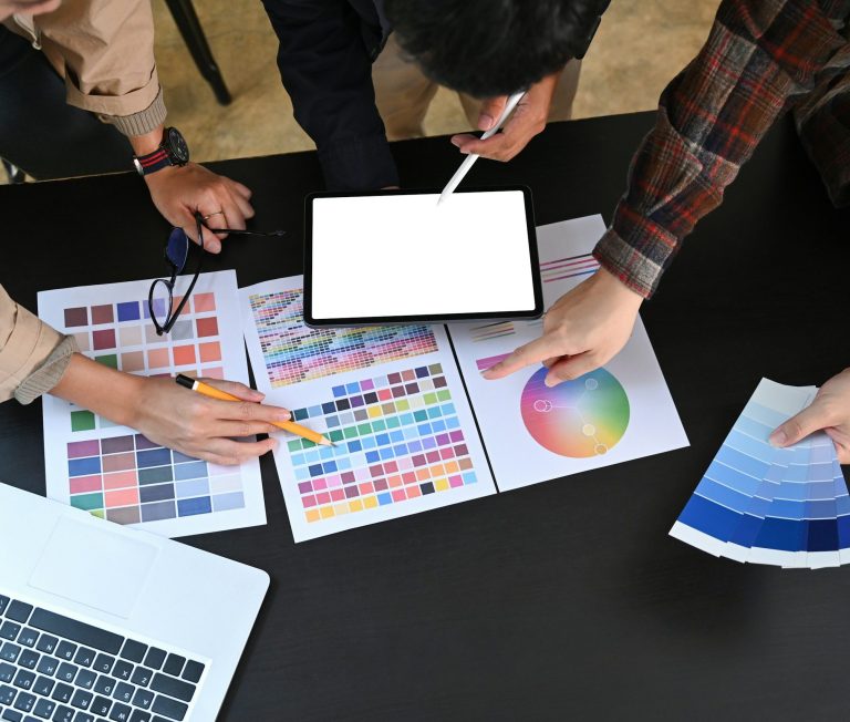 Strasser Design Ingenium – Grafikdesign, Texte, Konzepte Grafikvorschläge werden diskutiert.