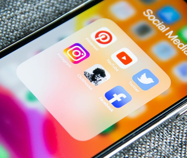 Strasser Design Ingenium – Grafikdesign, Texte, Konzepte Übersicht von Apps auf einem Smartphone.