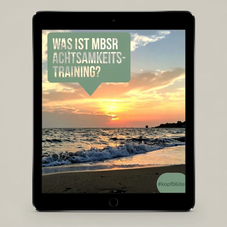 Tablet zeigt Sonnenuntergang über dem Meer mit Text zu Achtsamkeitstraining.