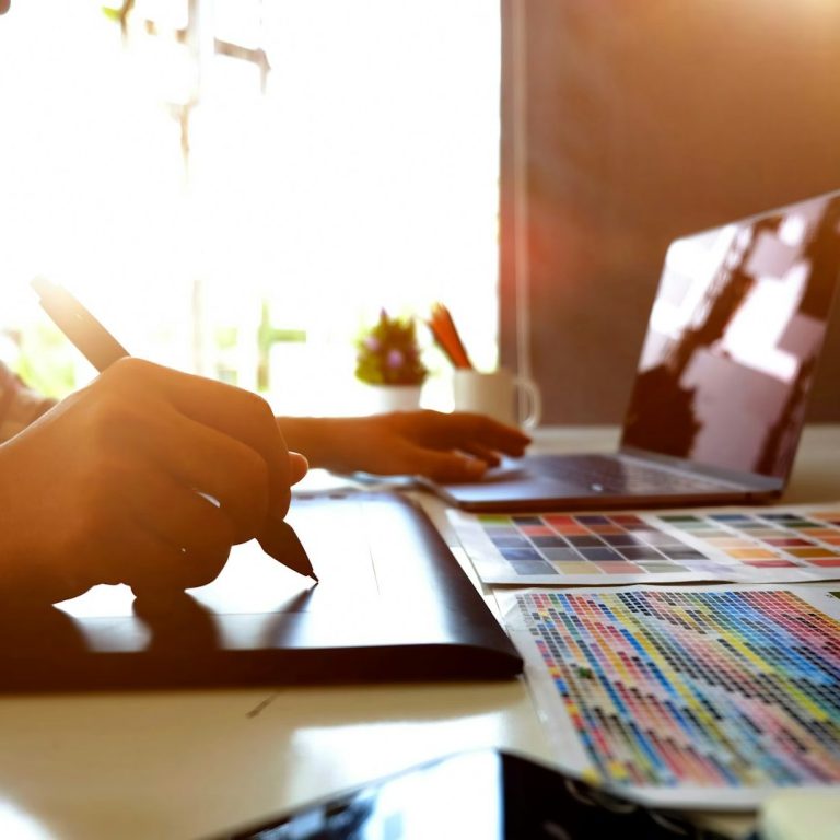 Strasser Design Ingenium – Grafikdesign, Texte, Konzepte Grafikdesigner bei der Arbeit.