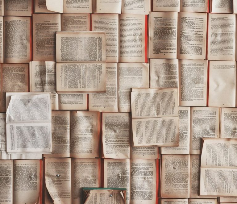 Strasser Design Ingenium – Grafikdesign, Texte, Konzepte Viele unterschiedliche aufgeschlagene Bücher wie ein Mosaik angeordnet.