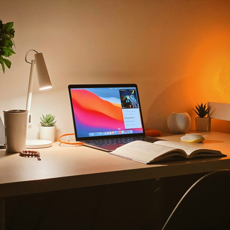 Strasser Design Ingenium – Grafikdesign, Texte, Konzepte Schreibtisch mit Laptop.