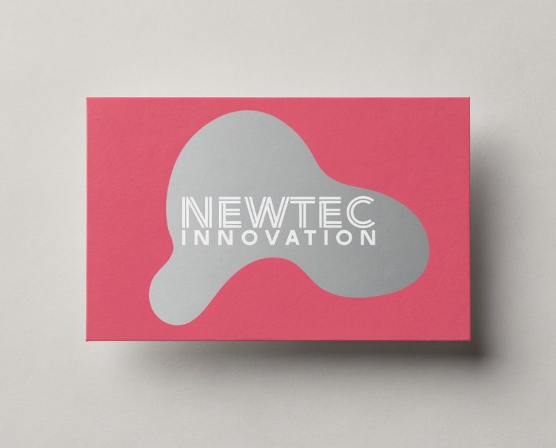 Rosa Visitenkarte mit dem Text "NEWTEC INNOVATION" in Silber auf einem abstrakten Hintergrund.