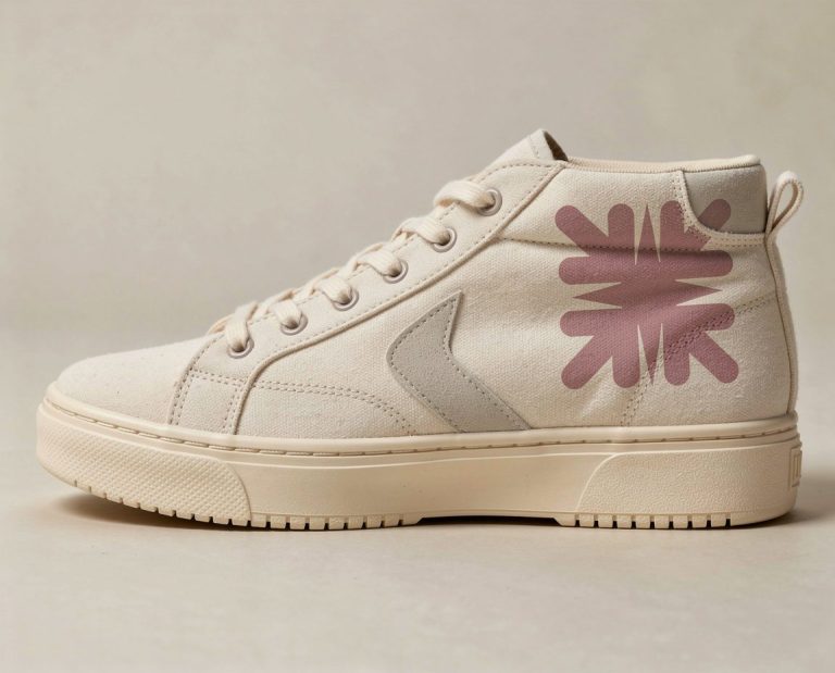 Helle Sneaker mit pastelblauen und pinken Akzenten auf der Seite.