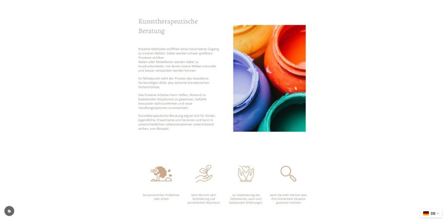 Farbenfrohe Töpfe mit verschiedenen Farbtönen in Orange, Blau und Grün.
