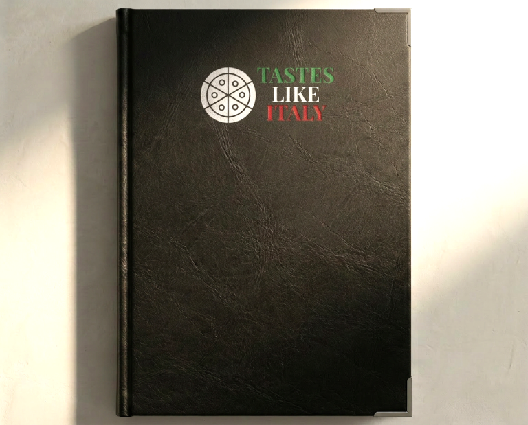 Schwarzes Buchcover mit dem Titel „Tastes Like Italy“ in roter und grüner Schrift.
