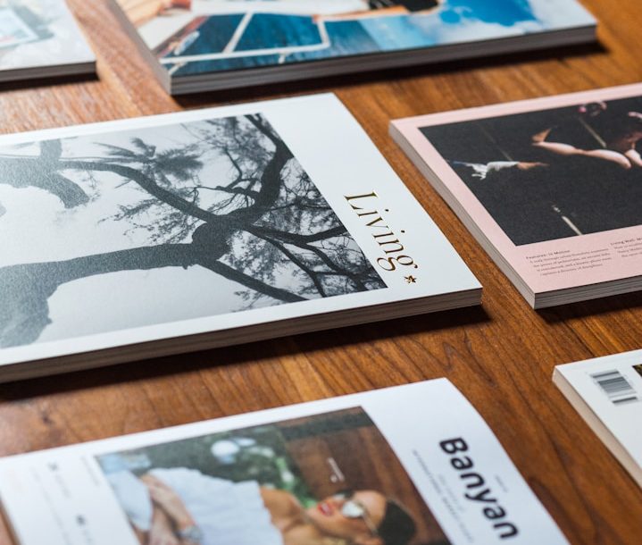 Strasser Design Ingenium – Grafikdesign, Texte, Konzepte Mehrere Magazine auf einem Tisch.
